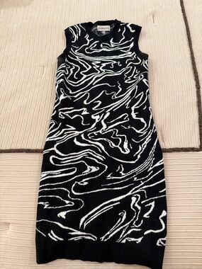 Black & White Sleeveless Knit Dress